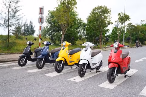 VinFast bàn giao xe máy điện Evo200