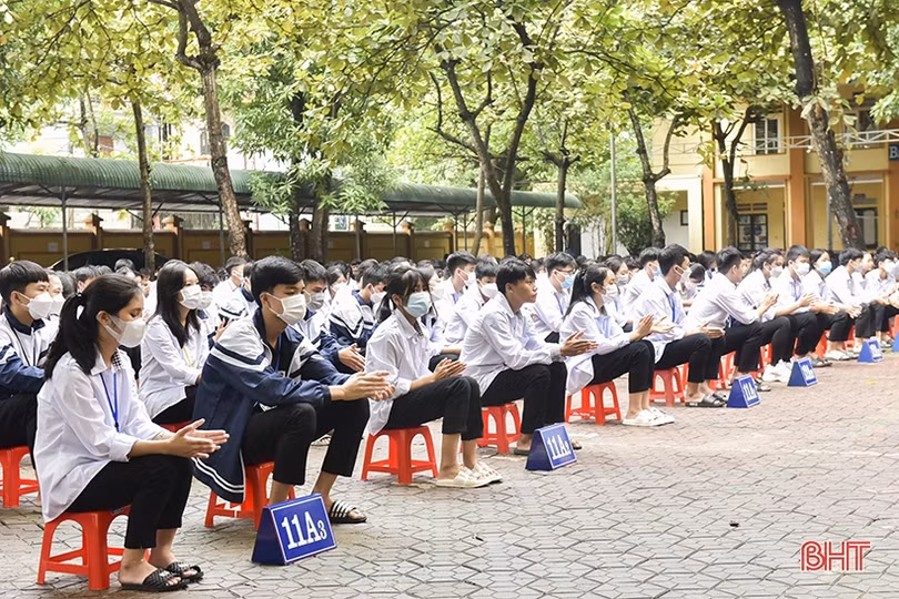 TX Hồng Lĩnh khen thưởng 32 học sinh đậu đại học, đạt 27 điểm trở lên