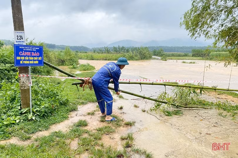 Nhiều tuyến đường, cầu cống ở Hương Khê bị ngập do mưa lớn