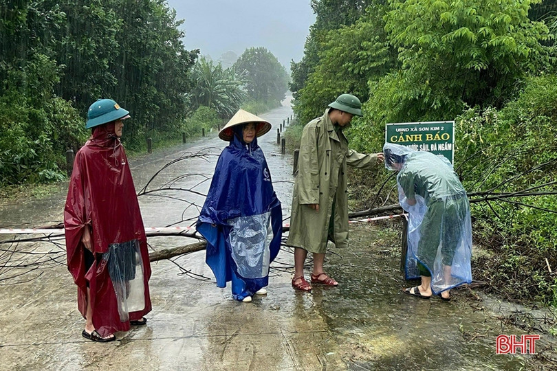 Di dời dân trong đêm để tránh ngập lụt, lở đất ở Hương Sơn