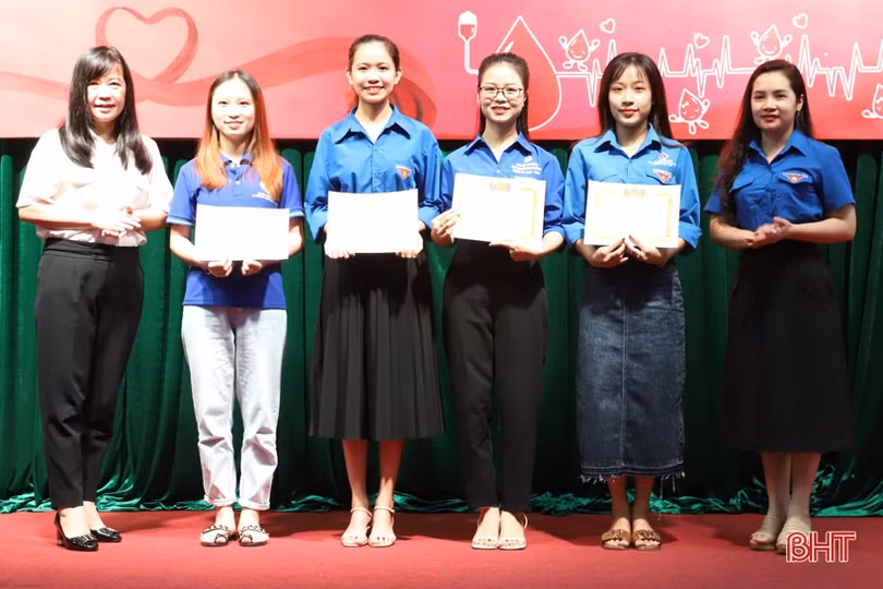 Tiếp nhận 220 đơn vị máu trong chương trình “Trao giọt hồng - gửi yêu thương” tại ĐH Hà Tĩnh
