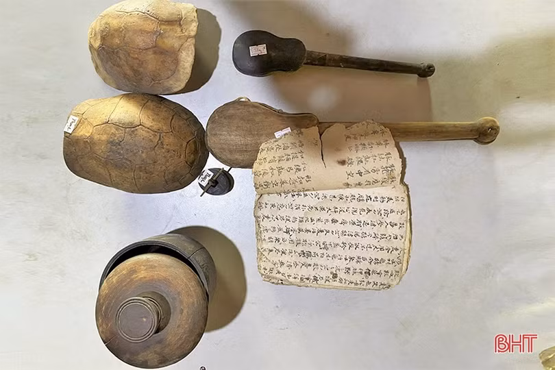 Nhiều người dân hiến tặng cổ vật, tư liệu quý cho Bảo tàng Hà Tĩnh