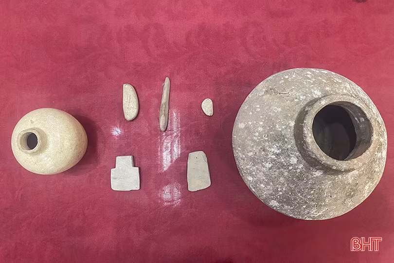 Nhiều người dân hiến tặng cổ vật, tư liệu quý cho Bảo tàng Hà Tĩnh