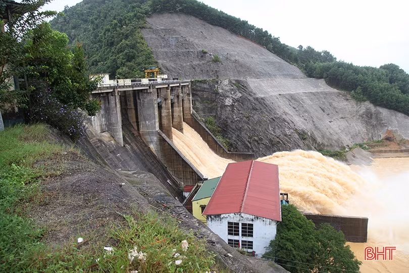 Đảm bảo an toàn tuyệt đối tính mạng và tài sản cho người dân trong mưa lũ