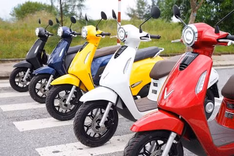 VinFast bàn giao xe máy điện Evo200