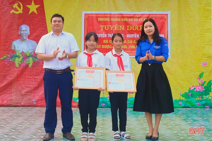 Khen thưởng 2 học sinh huyện Kỳ Anh nhặt được của rơi, tìm người để trả lại