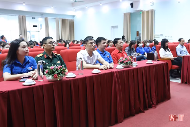 Tiếp nhận 220 đơn vị máu trong chương trình “Trao giọt hồng - gửi yêu thương” tại ĐH Hà Tĩnh