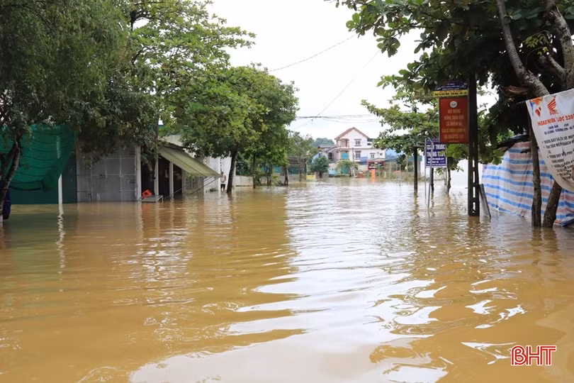 Gần 1.700 hộ dân bị ngập, nhiều thôn ở Hà Tĩnh bị cô lập