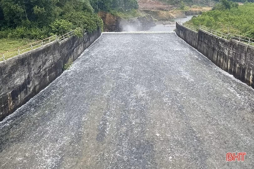 Nhiều hồ đập xả tràn điều tiết nước, thủy điện Hố Hô xả 575 m<sup>3</sup>/giây