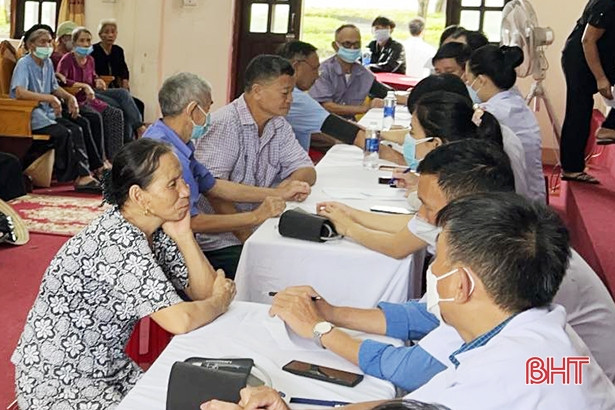 Formosa Hà Tĩnh phối hợp khám, cấp thuốc miễn phí cho gần 300 người dân