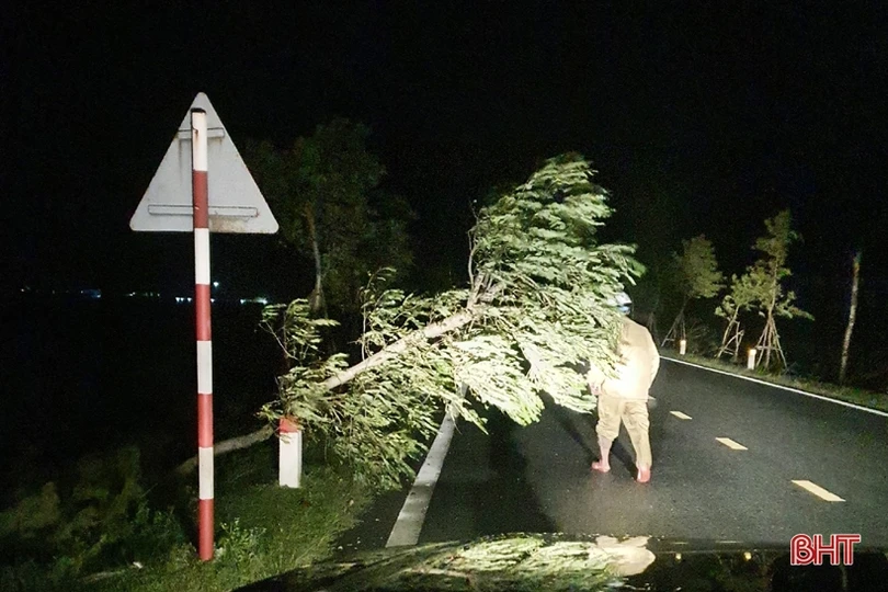 Mưa to kèm gió giật mạnh, nhiều cột điện ở Hà Tĩnh bị gãy đổ