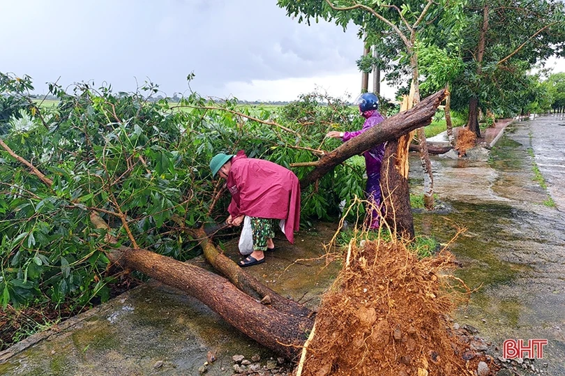 Giúp dân khắc phục thiệt hại do mưa, gió lốc ở Nghi Xuân