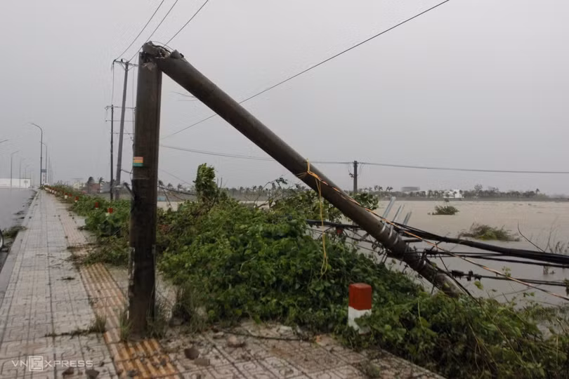 Cây đổ, nhà tốc mái sau bão Noru