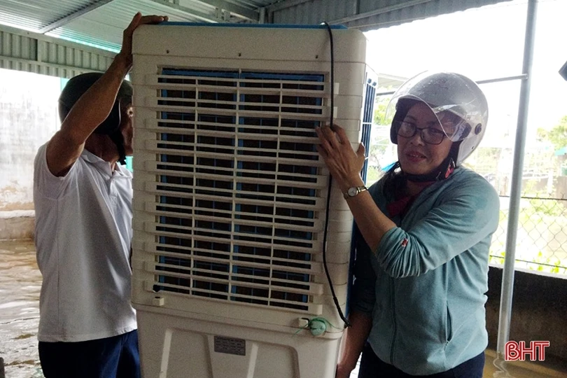 Giúp dân khắc phục thiệt hại do mưa, gió lốc ở Nghi Xuân