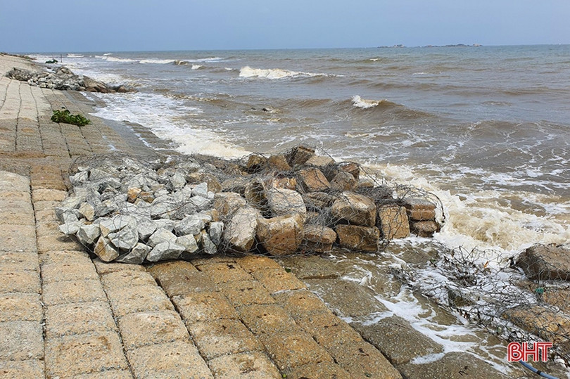 Gần 200 người dân gia cố kè biển Cẩm Nhượng bị sạt lở