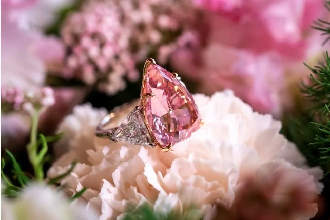 Đấu giá viên kim cương hồng quý hiếm