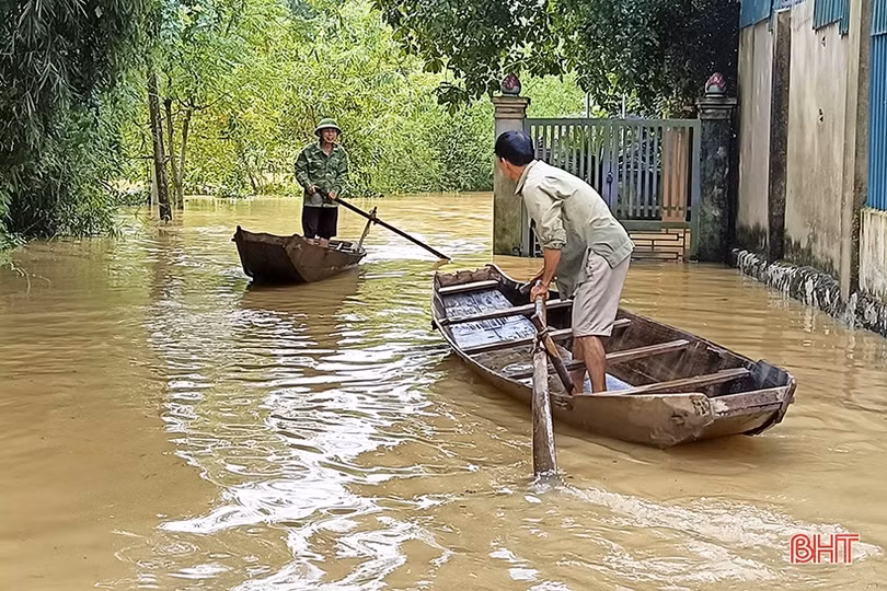 Nước sông tiếp tục dâng, các xã ngoài đê huyện Đức Thọ bị chia cắt