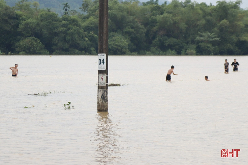 Người dân Hương Sơn bất chấp nguy hiểm để đánh bắt cá
