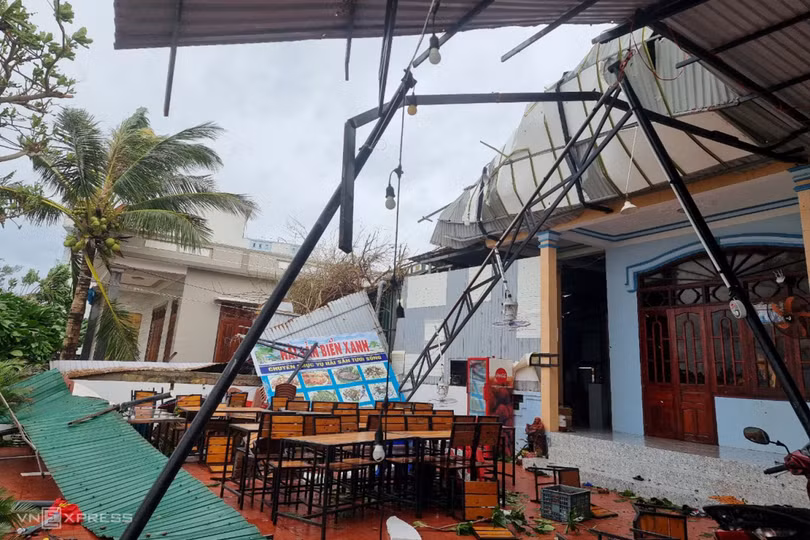 Cây đổ, nhà tốc mái sau bão Noru