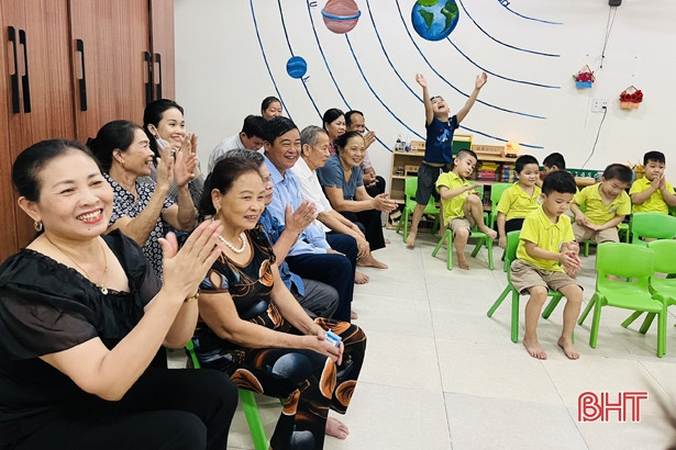 Học sinh mầm non Trí Đức học cách chăm sóc ông bà