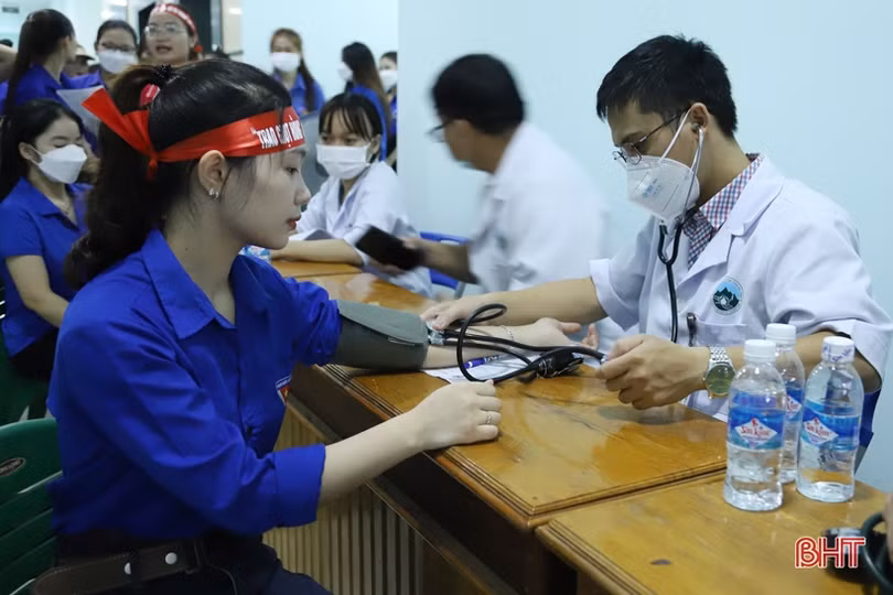 Tiếp nhận 220 đơn vị máu trong chương trình “Trao giọt hồng - gửi yêu thương” tại ĐH Hà Tĩnh