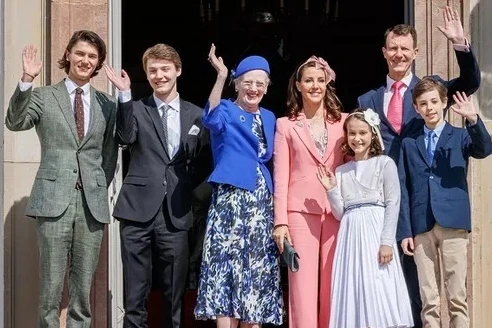 Nữ hoàng Đan Mạch bỏ tước hiệu của 4 cháu nội