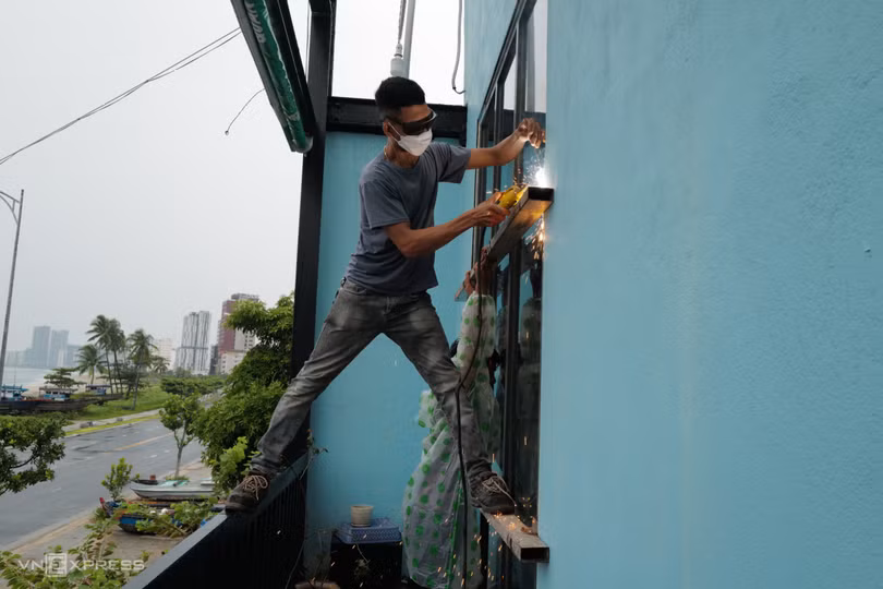 Những cách chống bão Noru của người dân miền Trung