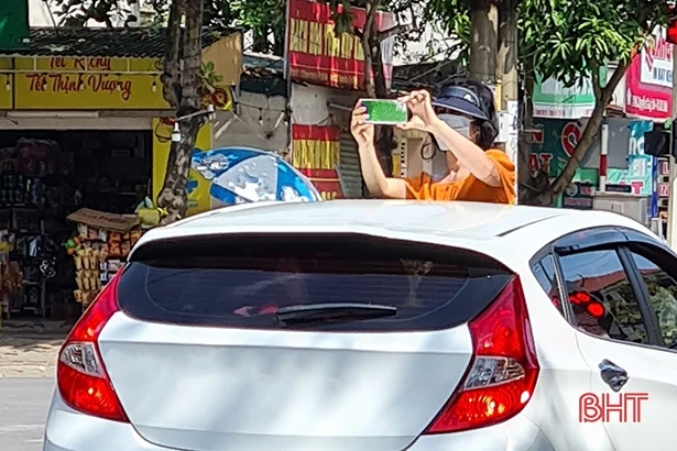 Chớ nên thò đầu qua cửa sổ trời xe ôtô khi tham gia giao thông