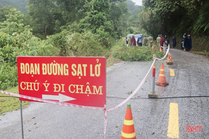 Vũ Quang: Nhiều tuyến đường bị sạt lở, vùng hạ du vẫn ngập sâu