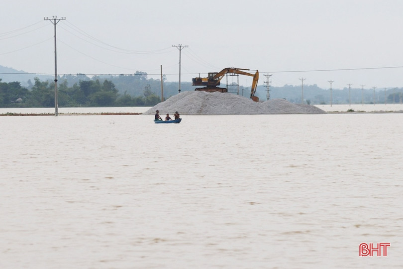 Người dân Hương Sơn bất chấp nguy hiểm để đánh bắt cá
