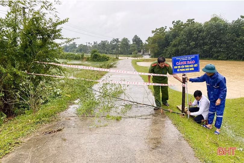 Nhiều tuyến đường, cầu cống ở Hương Khê bị ngập do mưa lớn