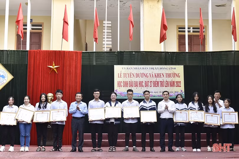TX Hồng Lĩnh khen thưởng 32 học sinh đậu đại học, đạt 27 điểm trở lên