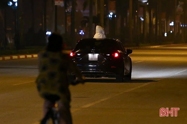 Chớ nên thò đầu qua cửa sổ trời xe ôtô khi tham gia giao thông