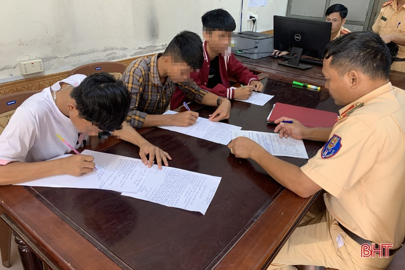 Triệu tập “quái xế” kẹp ba, lạng lách, đánh võng trên tỉnh lộ ở Can Lộc