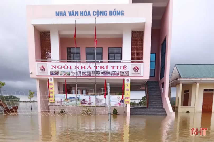 Nhiều hộ dân ở Đức Thọ, Vũ Quang bị cô lập, cây trồng bị gãy đổ do mưa lũ