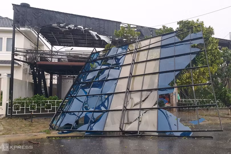 Cây đổ, nhà tốc mái sau bão Noru