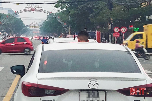 Chớ nên thò đầu qua cửa sổ trời xe ôtô khi tham gia giao thông