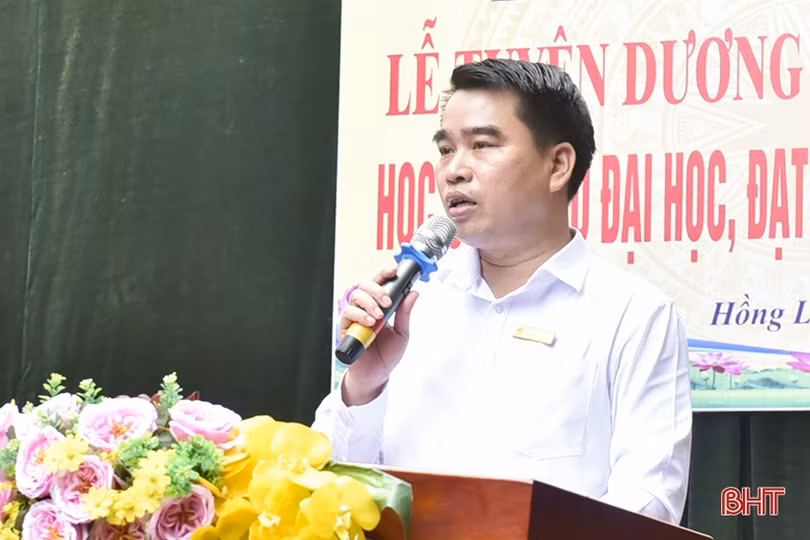 TX Hồng Lĩnh khen thưởng 32 học sinh đậu đại học, đạt 27 điểm trở lên