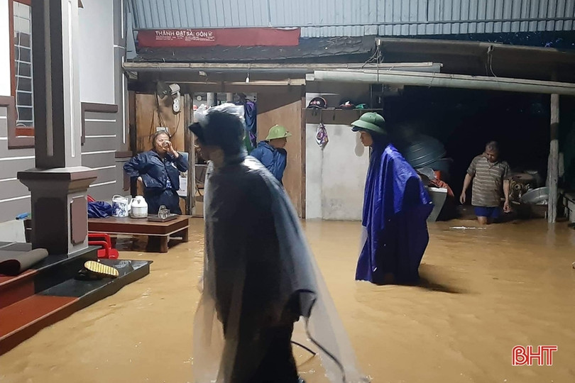 Di dời dân trong đêm để tránh ngập lụt, lở đất ở Hương Sơn