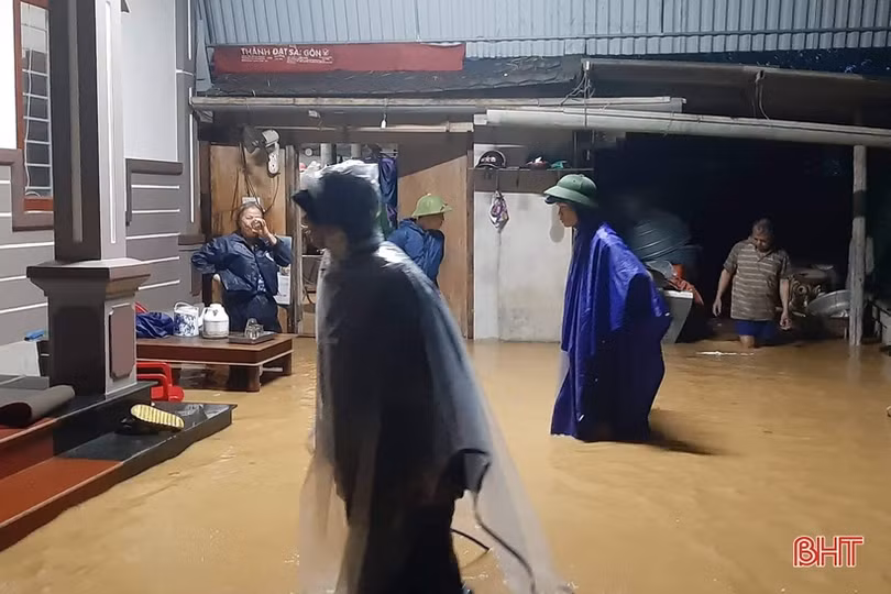 Di dời dân trong đêm để tránh ngập lụt, lở đất ở Hương Sơn