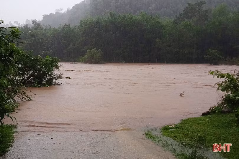 Nhiều tuyến đường, cầu cống ở Hương Khê bị ngập do mưa lớn