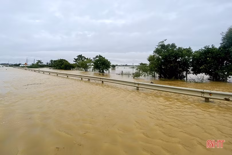 Cấm mọi phương tiện đi lại trên QL 1 qua Hà Tĩnh đoạn Xuân Lam