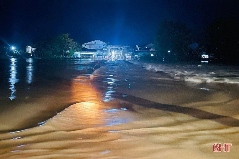 Di dời dân trong đêm để tránh ngập lụt, lở đất ở Hương Sơn