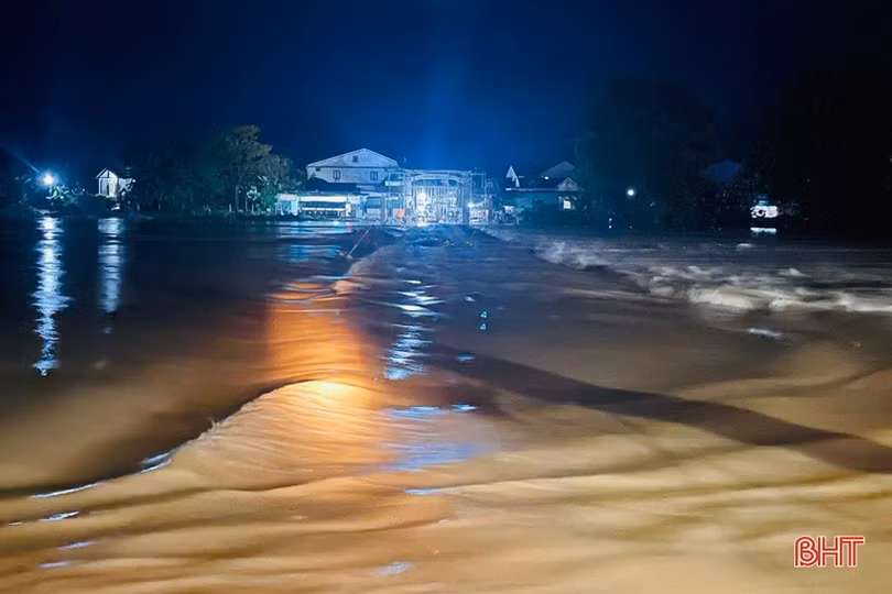 Di dời dân trong đêm để tránh ngập lụt, lở đất ở Hương Sơn