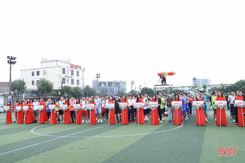 16 đội tranh tài Giải Bóng đá Doanh nghiệp - doanh nhân Hà Tĩnh