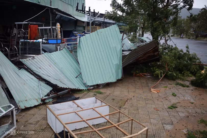 Cây đổ, nhà tốc mái sau bão Noru