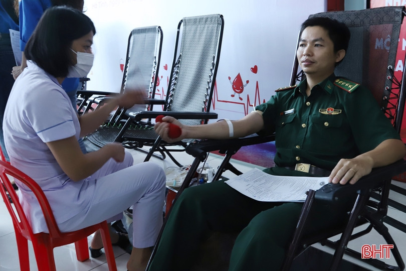 Tiếp nhận 220 đơn vị máu trong chương trình “Trao giọt hồng - gửi yêu thương” tại ĐH Hà Tĩnh