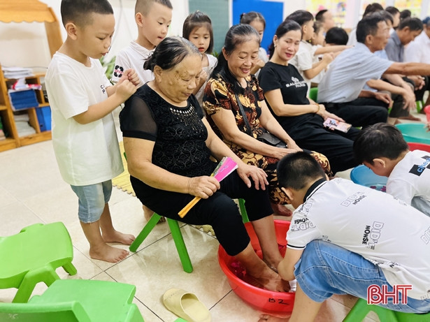 Học sinh mầm non Trí Đức học cách chăm sóc ông bà