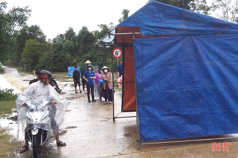 Nhiều tuyến đường, cầu cống ở Hương Khê bị ngập do mưa lớn