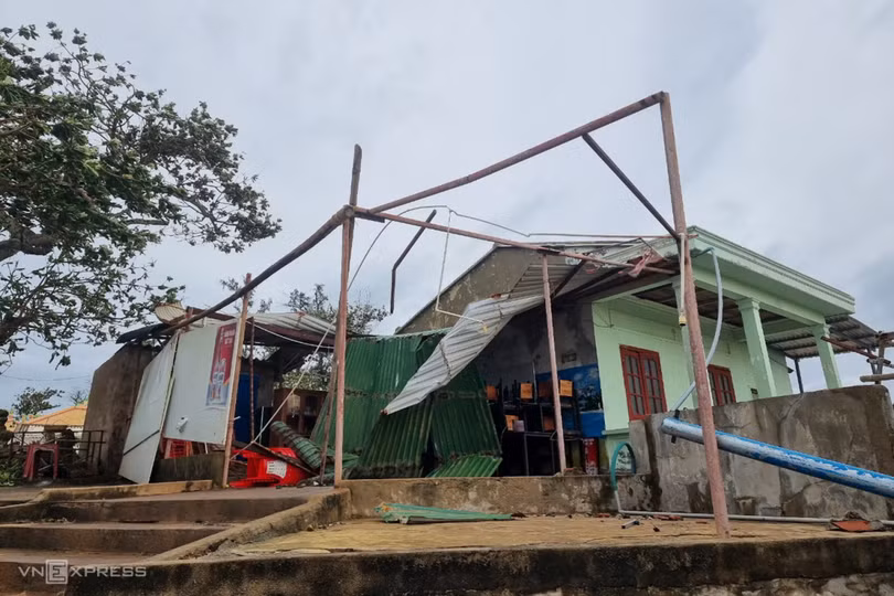 Cây đổ, nhà tốc mái sau bão Noru